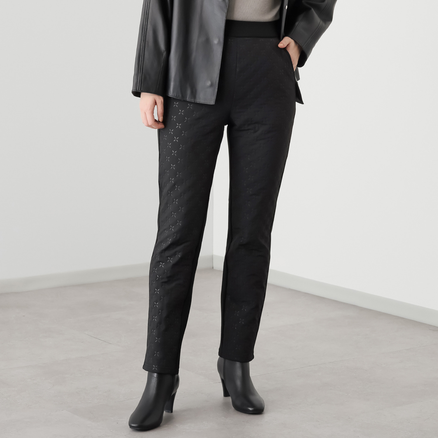 アトリエール 蓄熱保温 マジカルダウン（Ｒ） 裏フリース スリムストレートパンツ