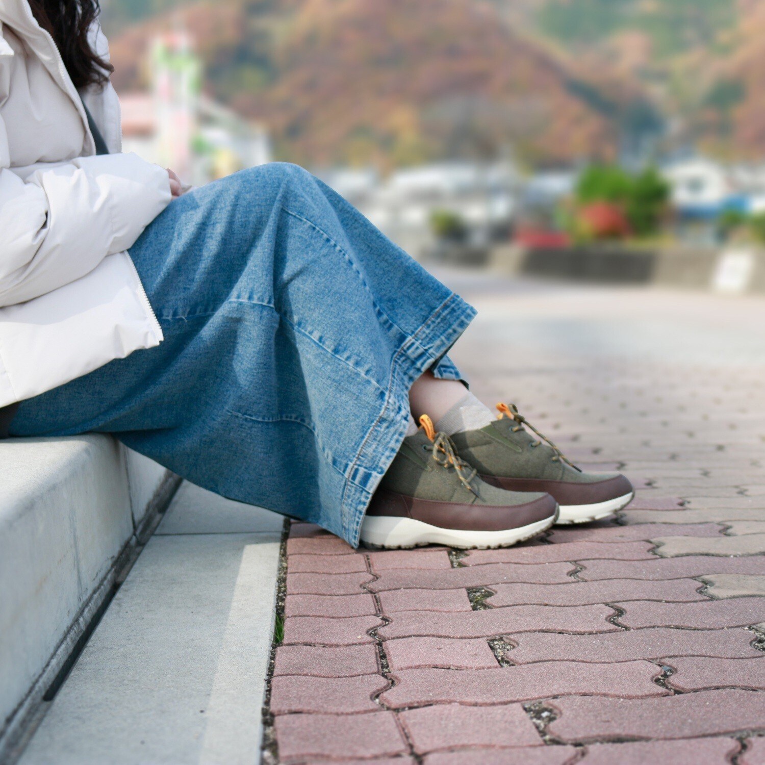 ビュース 雨の日も晴れの日もＯＫ！ 快適軽量ボリュームソール ミッドカットスニーカー