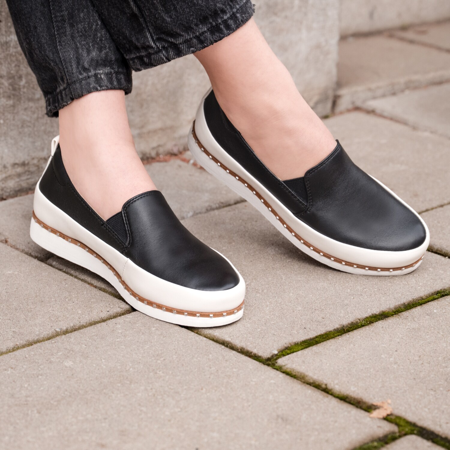 ブソラ 中も外もオールレザー 軽さを追求！ 山羊革 スタッズアクセント スリッポンシューズ