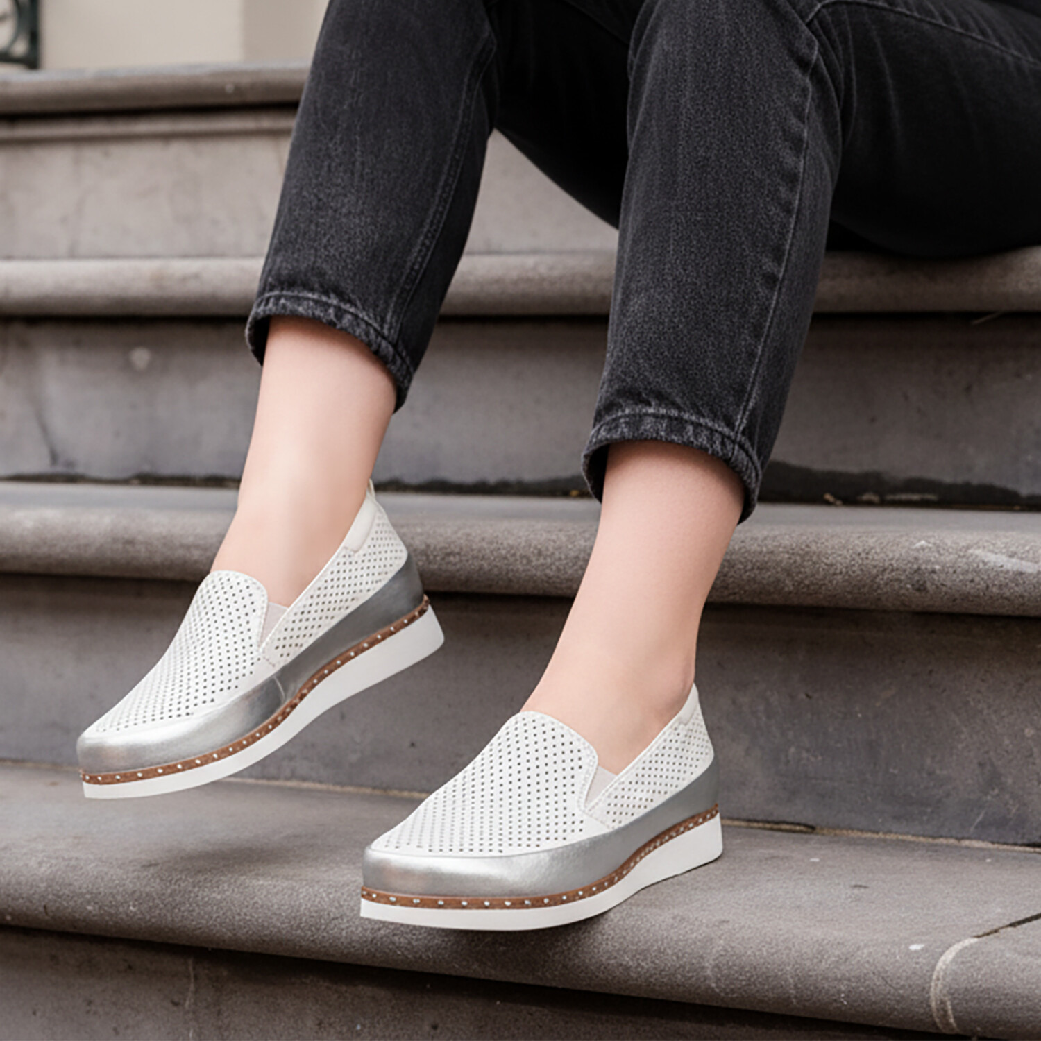 ブソラ 中も外もオールレザー 軽さを追求！ 山羊革 スタッズアクセント スリッポンシューズ