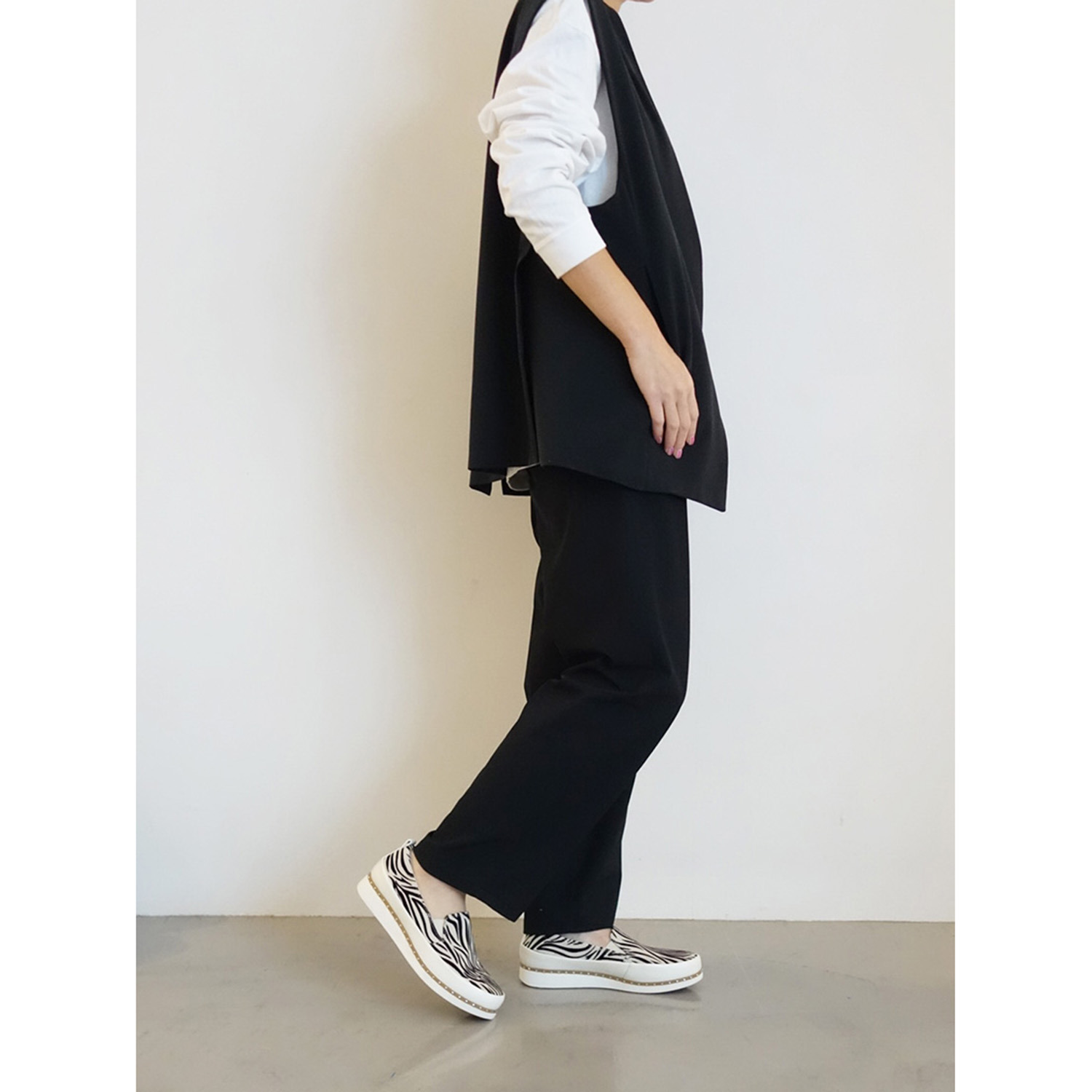 ブソラ 中も外もオールレザー 軽さを追求！ 山羊革 スタッズアクセント スリッポンシューズ