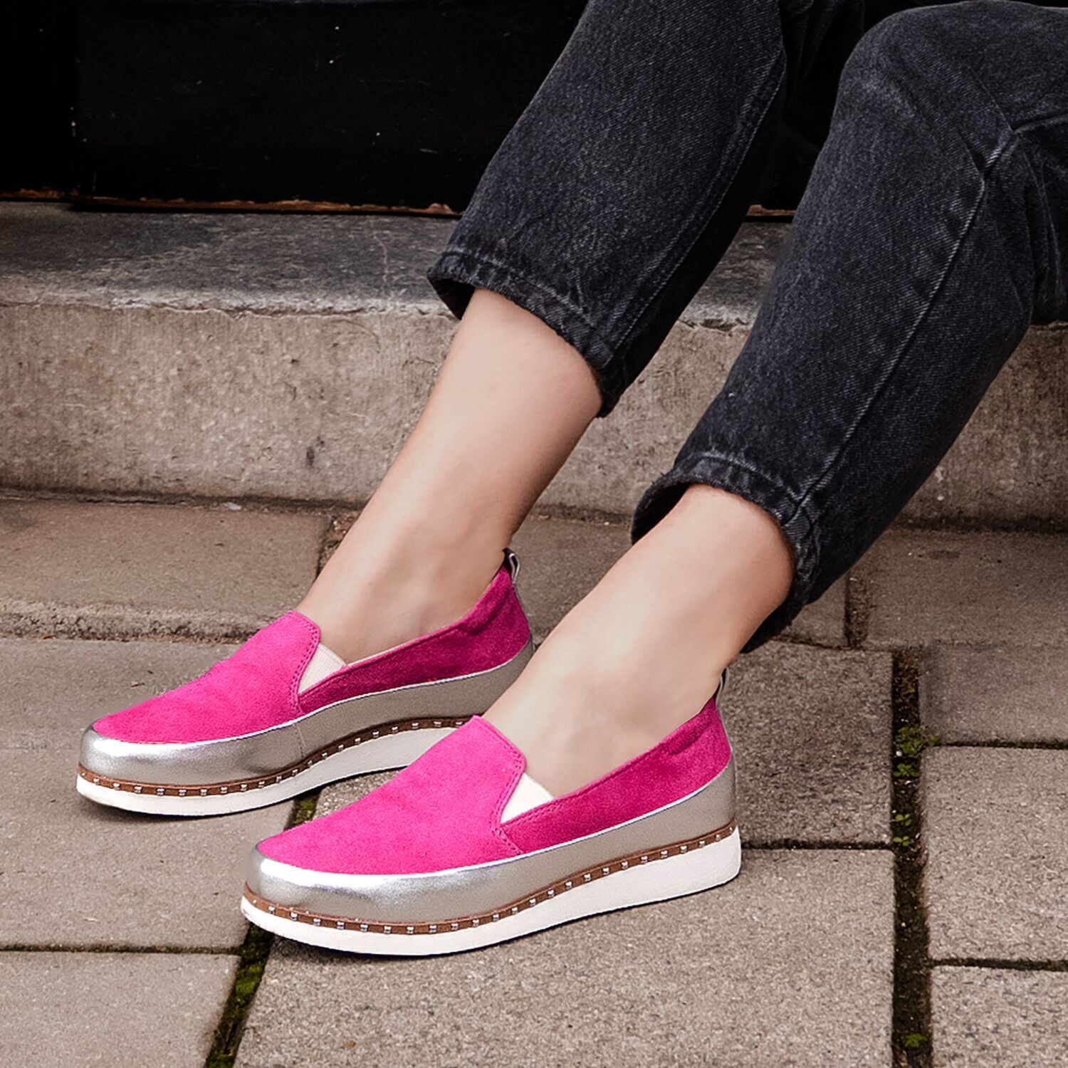 ブソラ 中も外もオールレザー 軽さを追求！ 山羊革 スタッズアクセント スリッポンシューズ