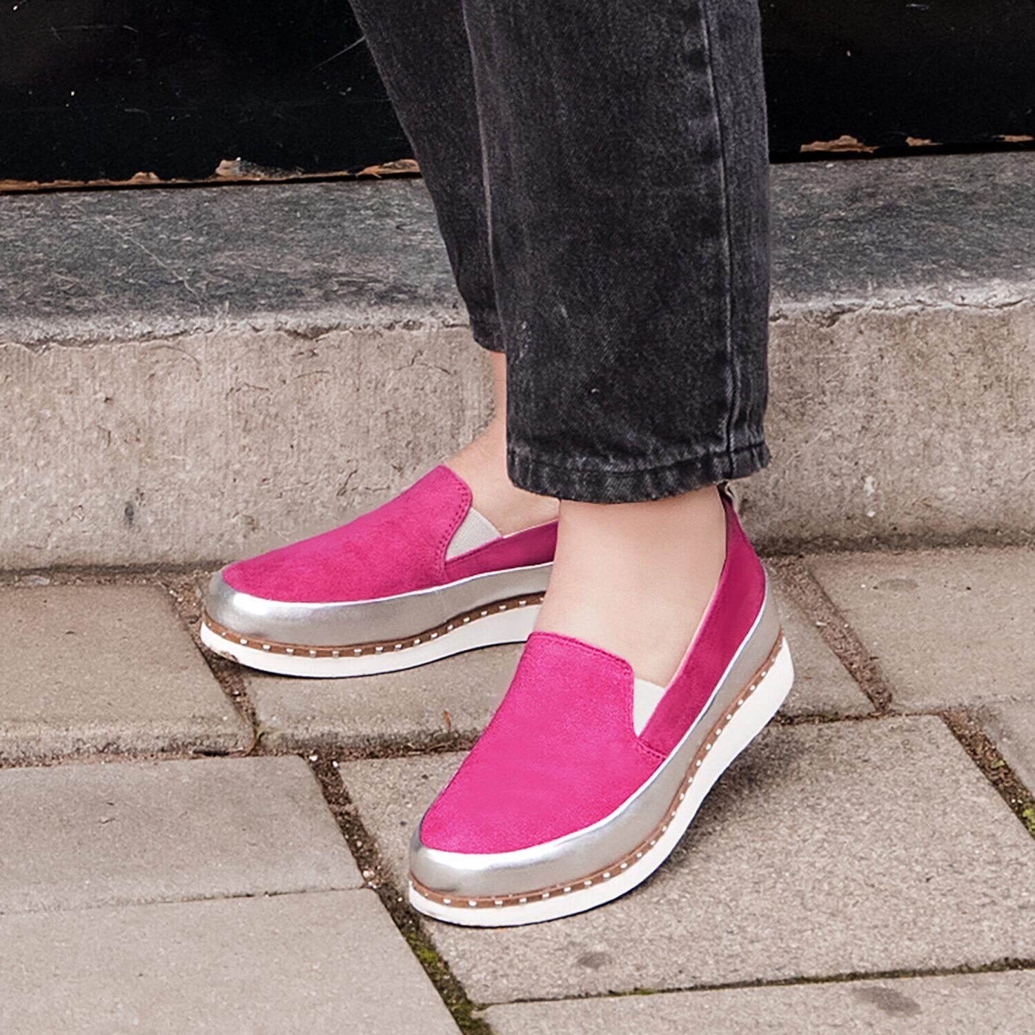 ブソラ 中も外もオールレザー 軽さを追求！ 山羊革 スタッズアクセント スリッポンシューズ