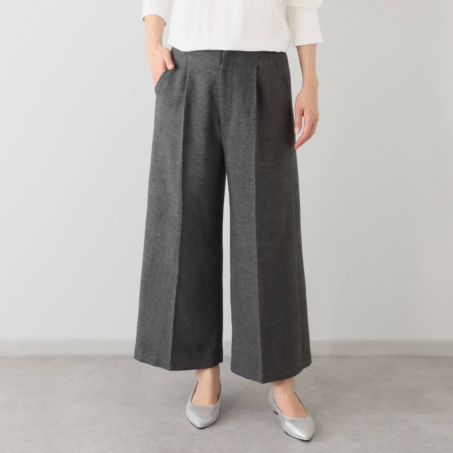 アキ　オザワ スイートもスパイシーも 足元から季節を装う クラッシーな セミワイドパンツ “ＹＯＫＯ”