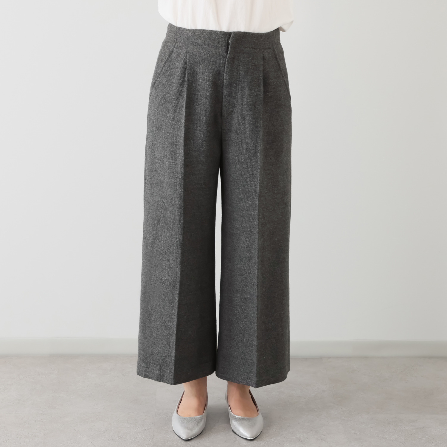 アキ　オザワ スイートもスパイシーも 足元から季節を装う クラッシーな セミワイドパンツ “ＹＯＫＯ”