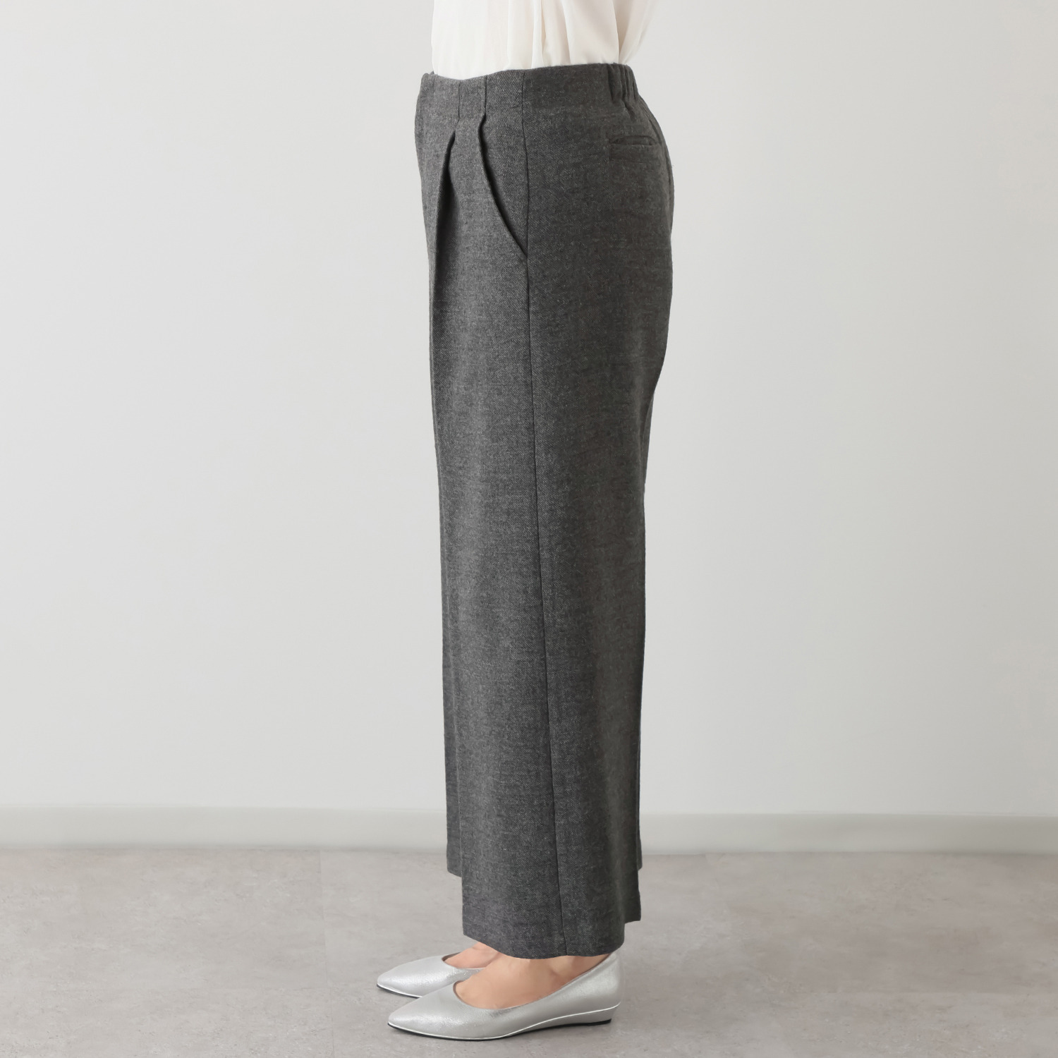 アキ　オザワ スイートもスパイシーも 足元から季節を装う クラッシーな セミワイドパンツ “ＹＯＫＯ”