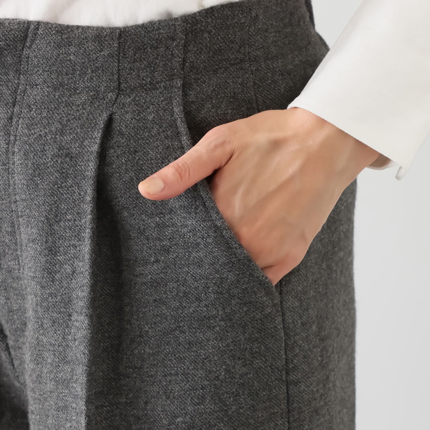 アキ　オザワ スイートもスパイシーも 足元から季節を装う クラッシーな セミワイドパンツ “ＹＯＫＯ”