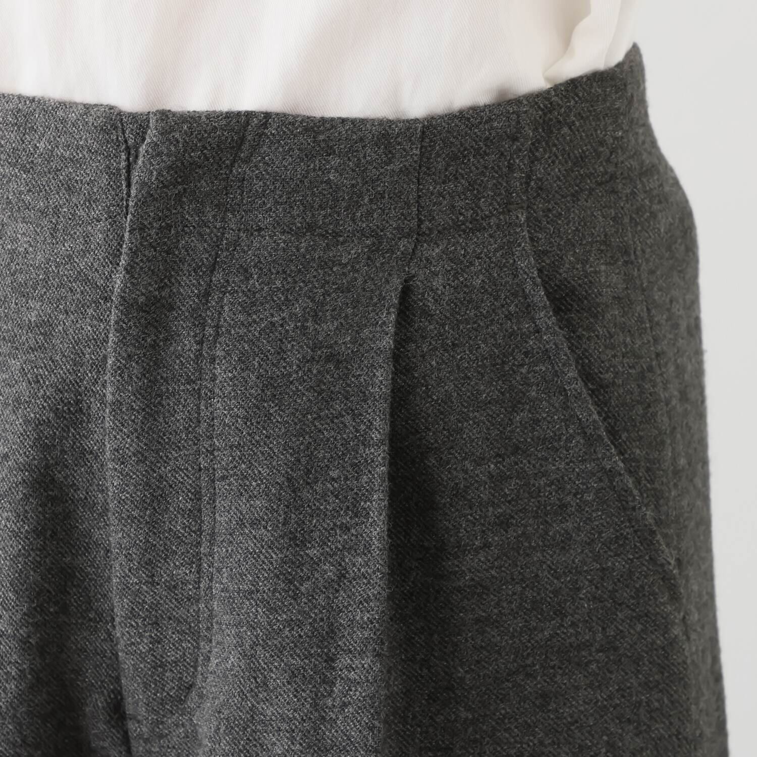 アキ　オザワ スイートもスパイシーも 足元から季節を装う クラッシーな セミワイドパンツ “ＹＯＫＯ”