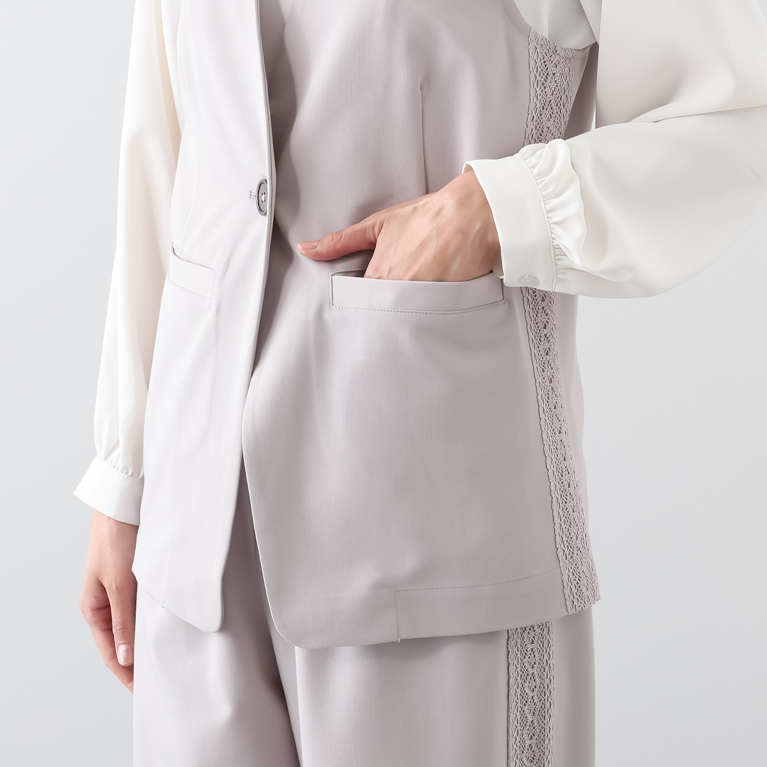 ラヴィーコンフォート レース＆立ち襟アクセント エッジの効いた 大人のストレッチジレ