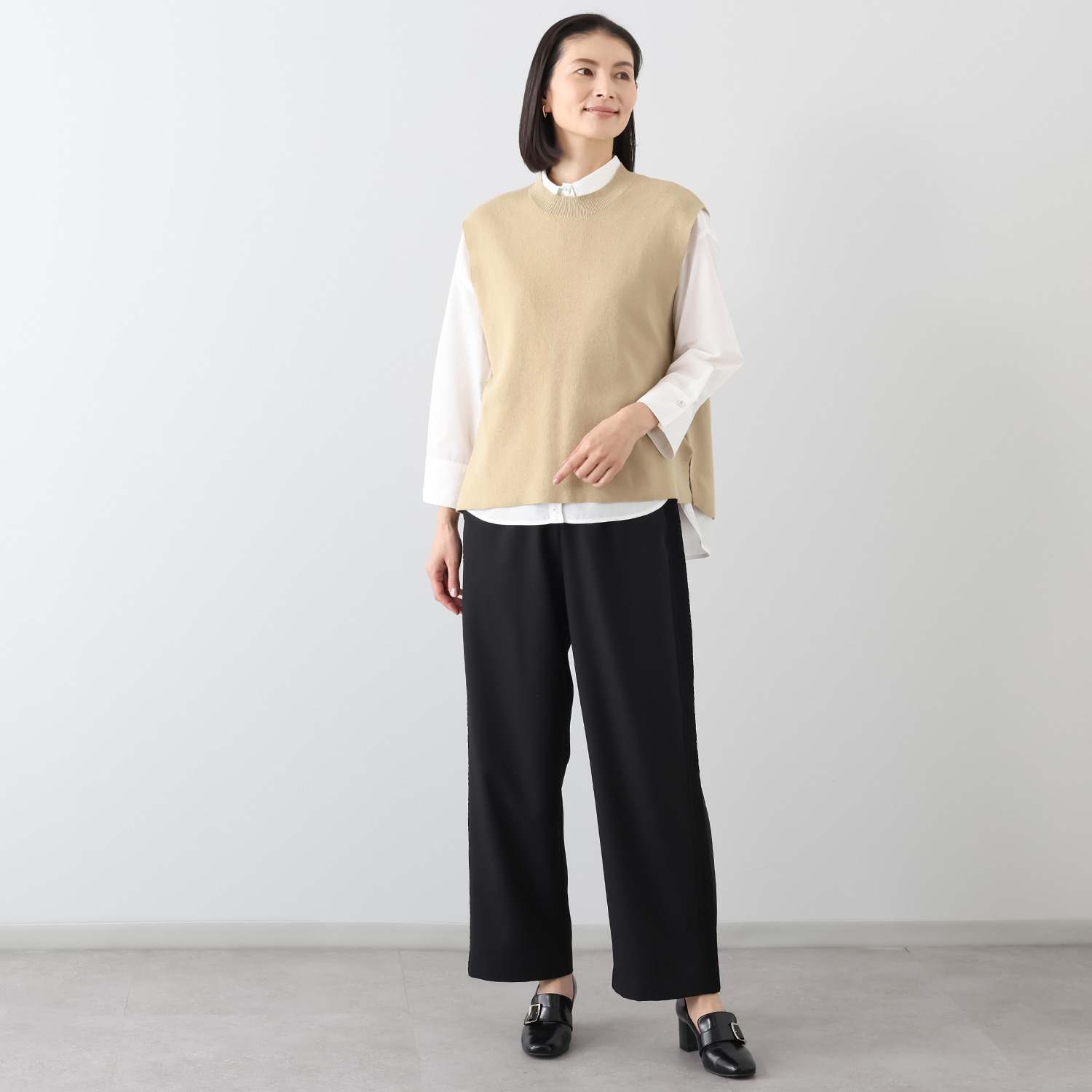 ラヴィーコンフォート コットン１００％ 後ろ身頃の パール風ビジュウが アクセント ハイネックニットベスト