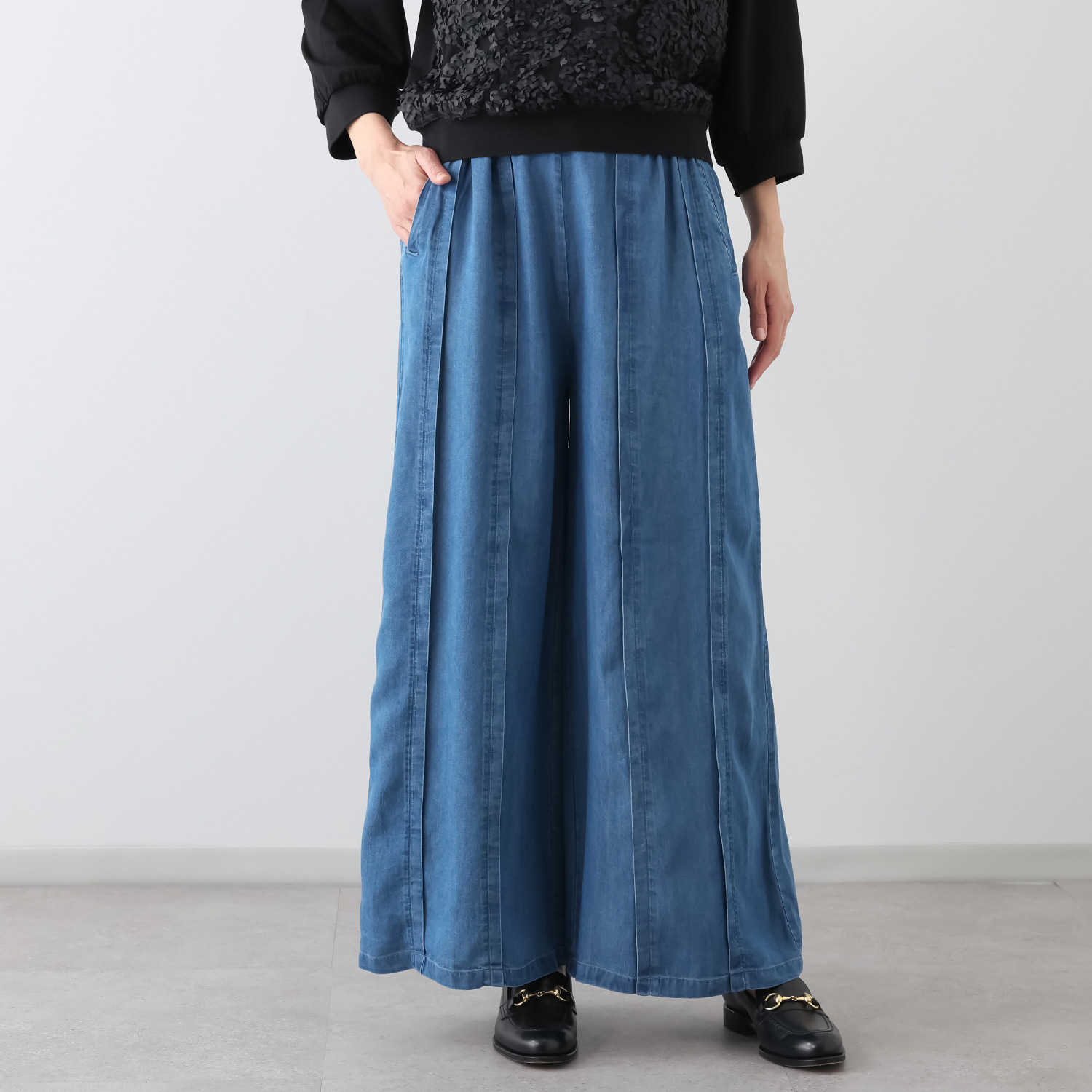 ラヴィーコンフォート タック＆リブアクセント 落ち感と シルエットが美しい セルデニムパンツ