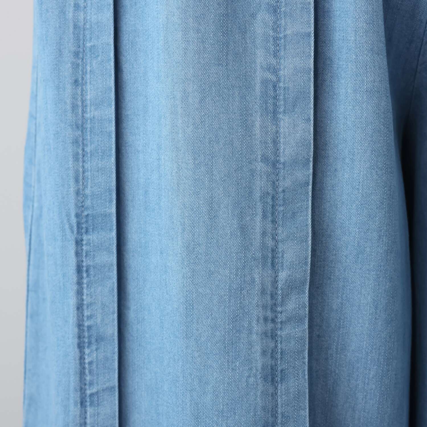 ラヴィーコンフォート タック＆リブアクセント 落ち感と シルエットが美しい セルデニムパンツ