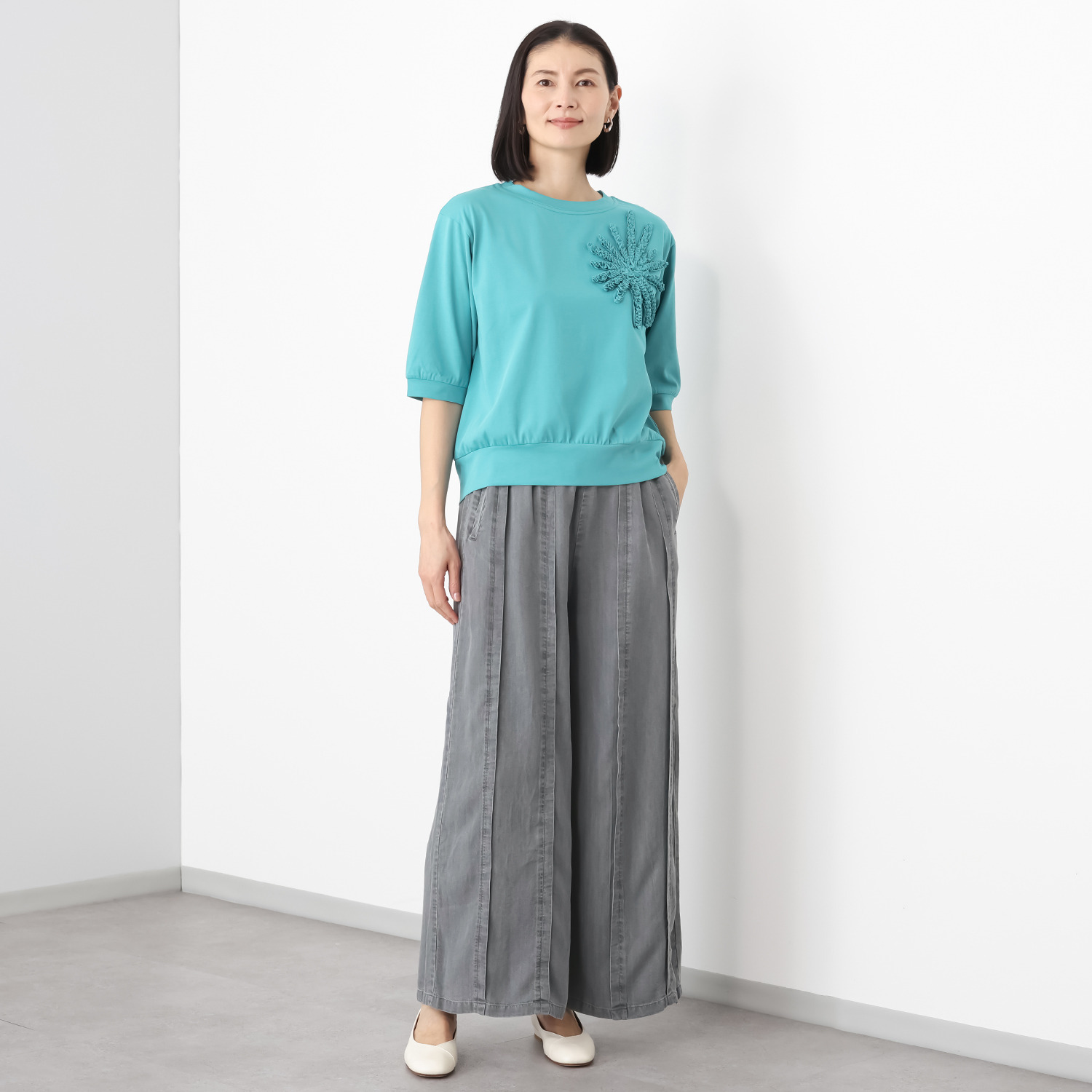 ラヴィーコンフォート タック＆リブアクセント 落ち感と シルエットが美しい セルデニムパンツ