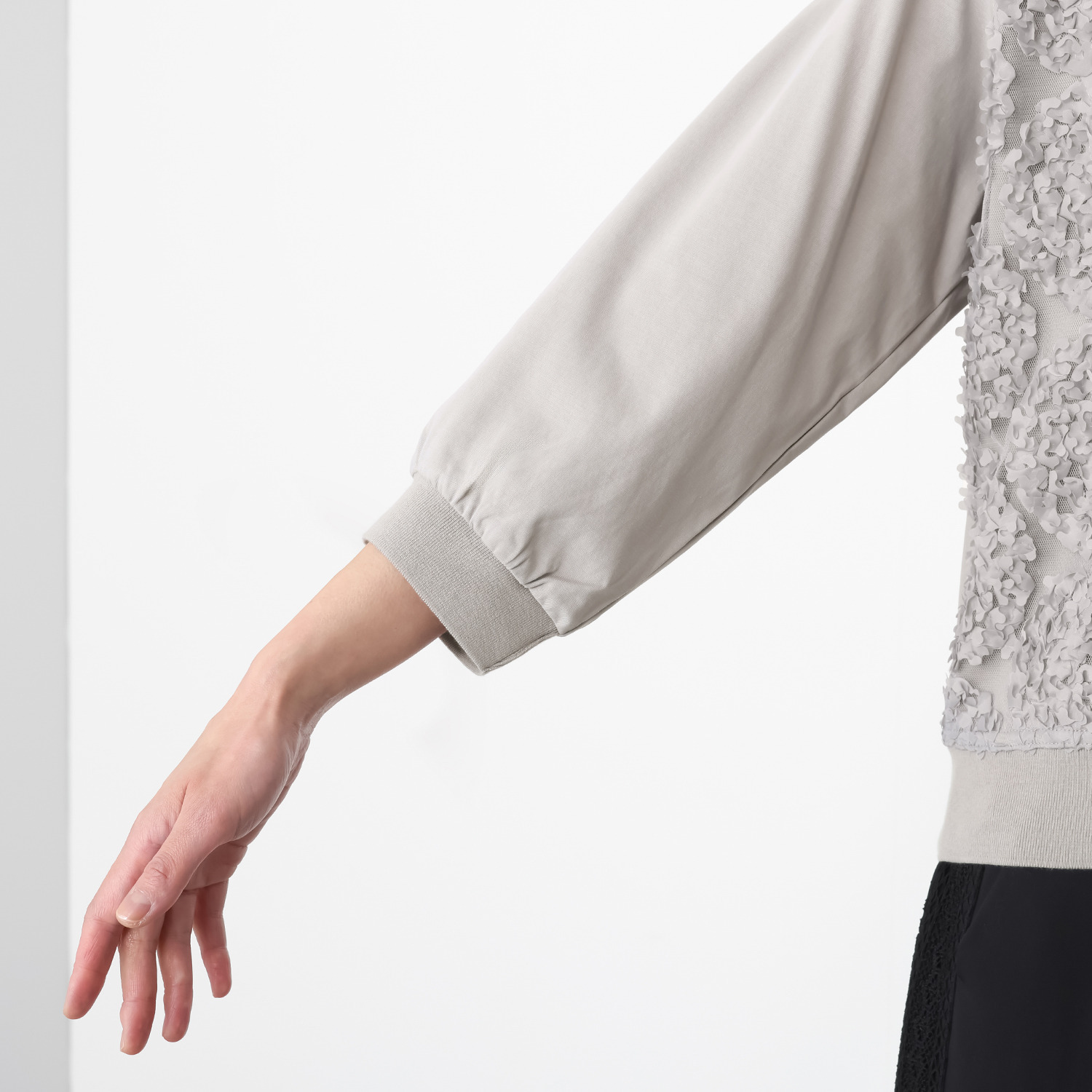 ラヴィーコンフォート サークルレース＆ 異素材ミックス リブアクセント エレガントトレーナー