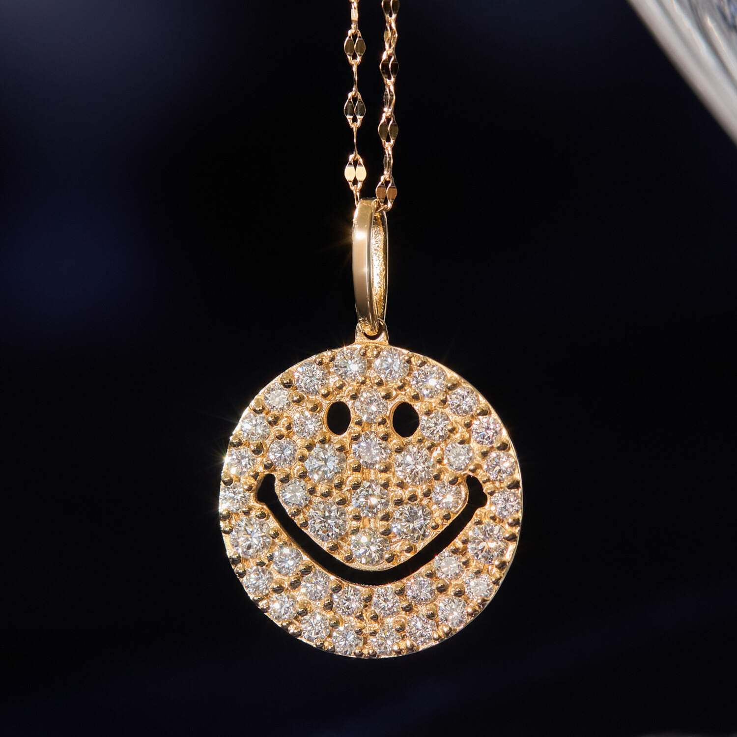 エクラプリュス １８Ｋ １カラットＵＰ ダイヤモンドパヴェ スマイル ペンダントトップ