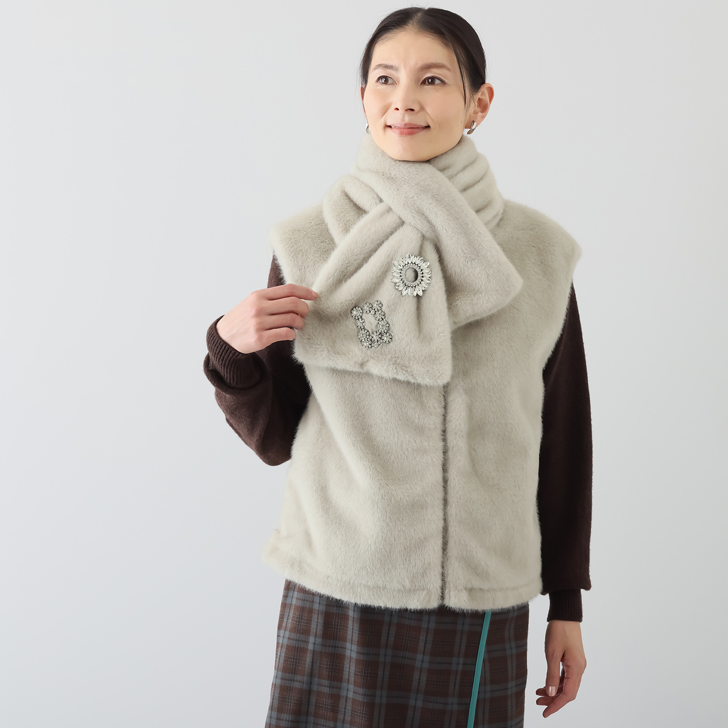 ティエドゥール キラキラブローチ付 ミンク調フェイクファー スタンドネックベスト＆ マフラー