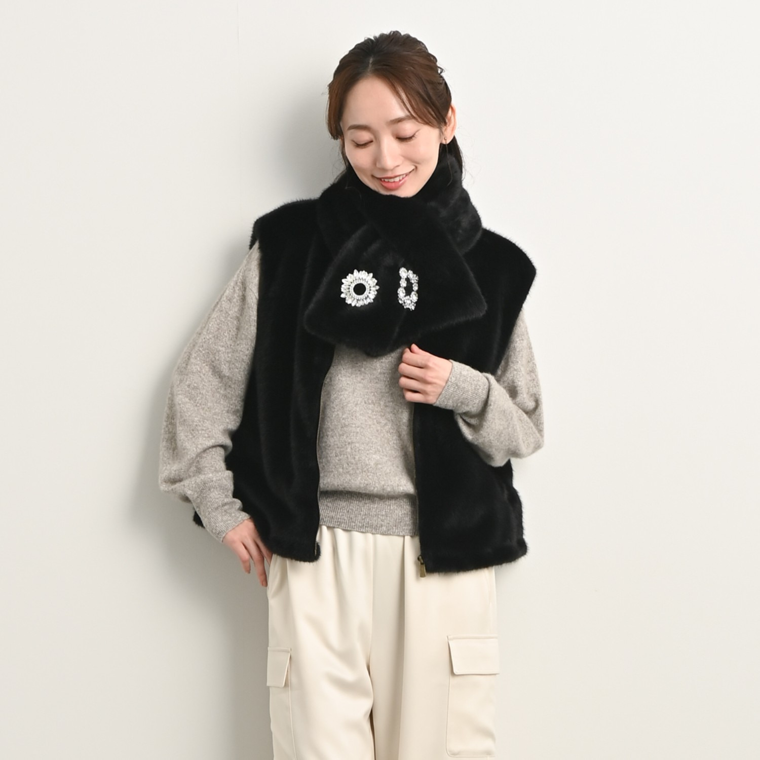 ティエドゥール キラキラブローチ付 ミンク調フェイクファー スタンドネックベスト＆ マフラー