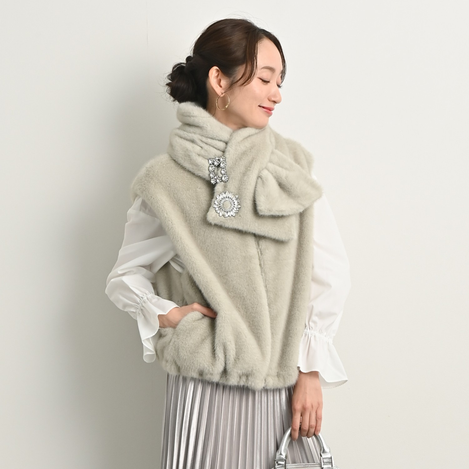 ティエドゥール キラキラブローチ付 ミンク調フェイクファー スタンドネックベスト＆ マフラー