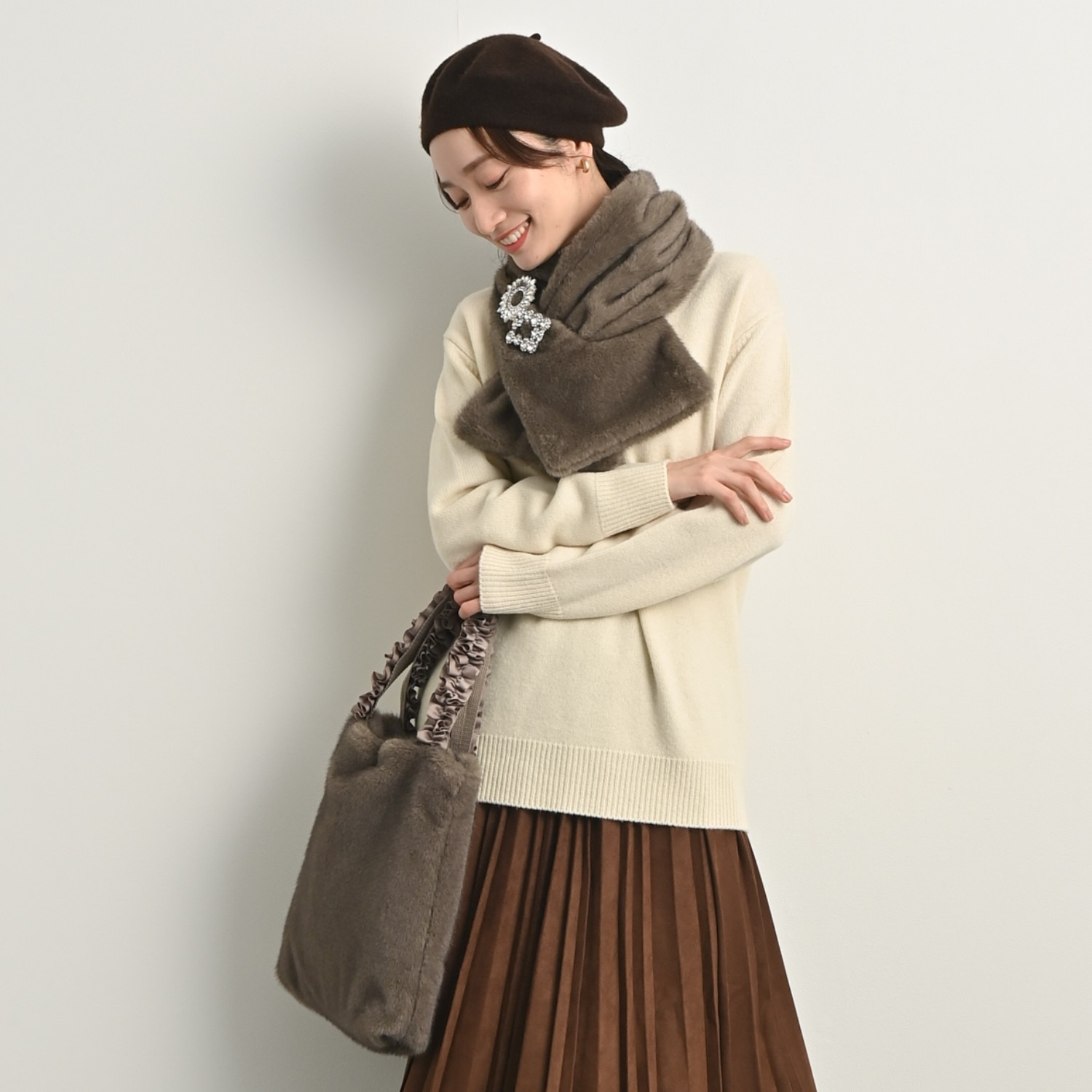ティエドゥール キラキラブローチ付 ミンク調フェイクファー スタンドネックベスト＆ マフラー