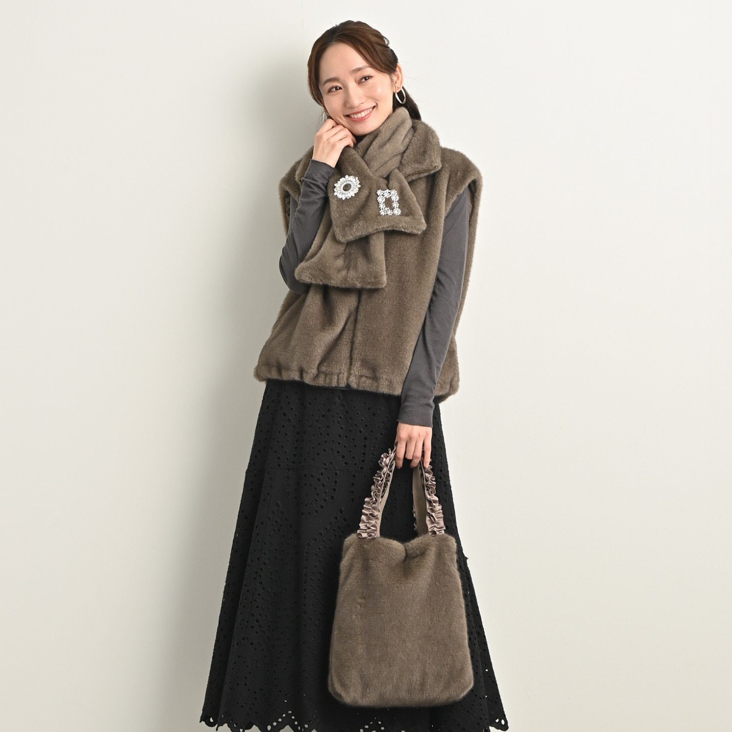 ティエドゥール キラキラブローチ付 ミンク調フェイクファー スタンドネックベスト＆ マフラー