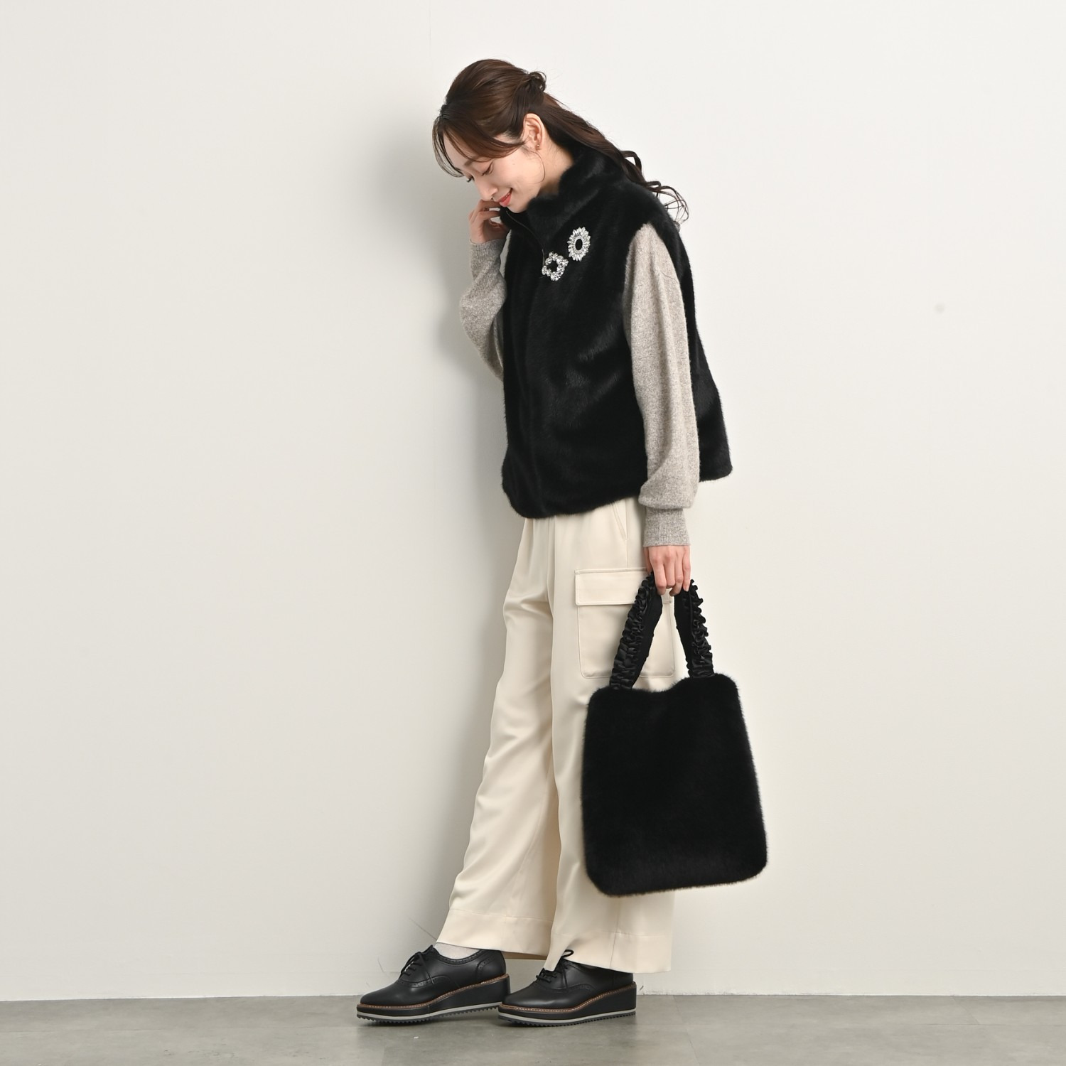 ティエドゥール キラキラブローチ付 ミンク調フェイクファー フリルハンドル トートバッグ