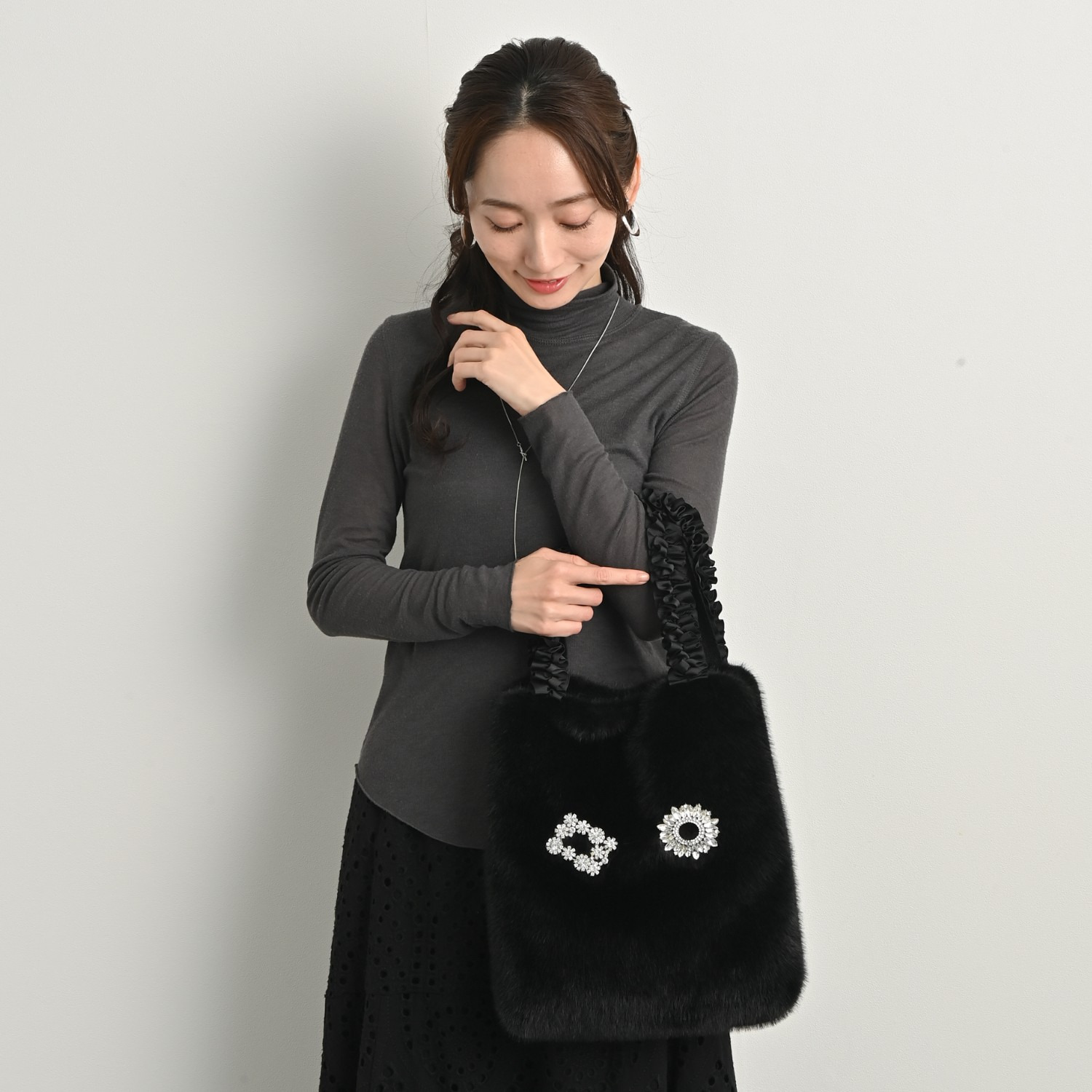 ティエドゥール キラキラブローチ付 ミンク調フェイクファー フリルハンドル トートバッグ