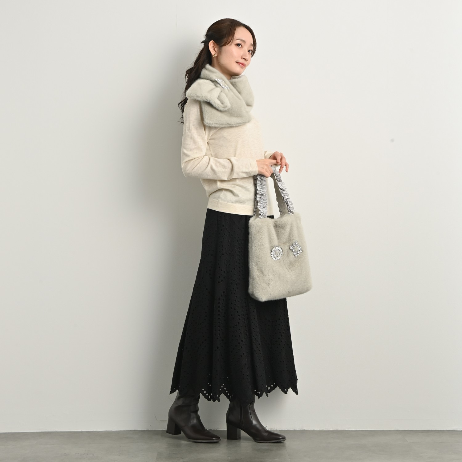 ティエドゥール キラキラブローチ付 ミンク調フェイクファー フリルハンドル トートバッグ