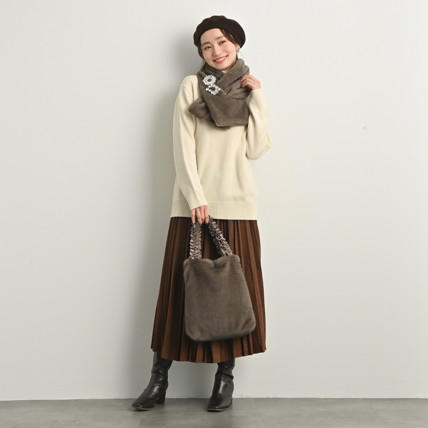 ティエドゥール キラキラブローチ付 ミンク調フェイクファー フリルハンドル トートバッグ