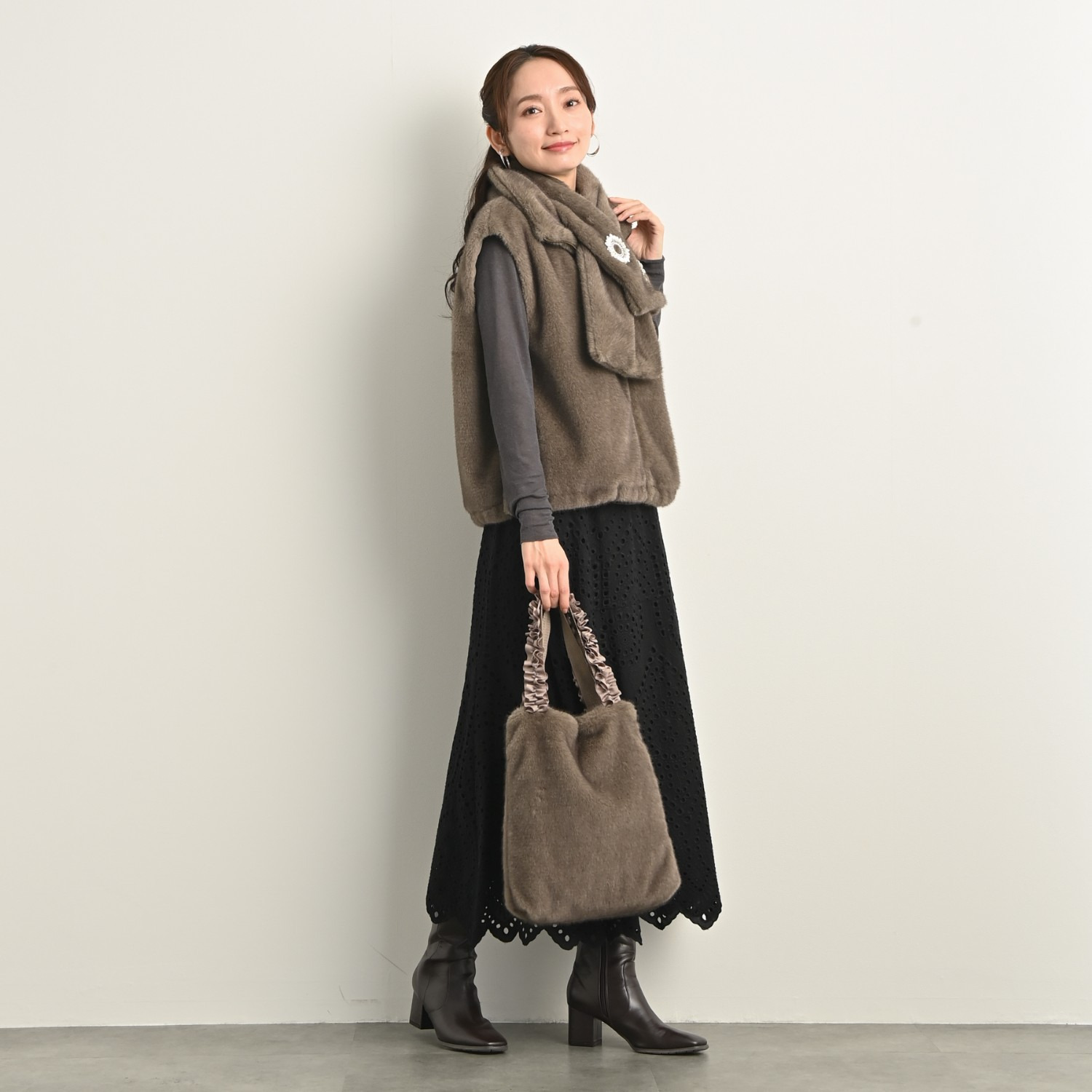 ティエドゥール キラキラブローチ付 ミンク調フェイクファー フリルハンドル トートバッグ