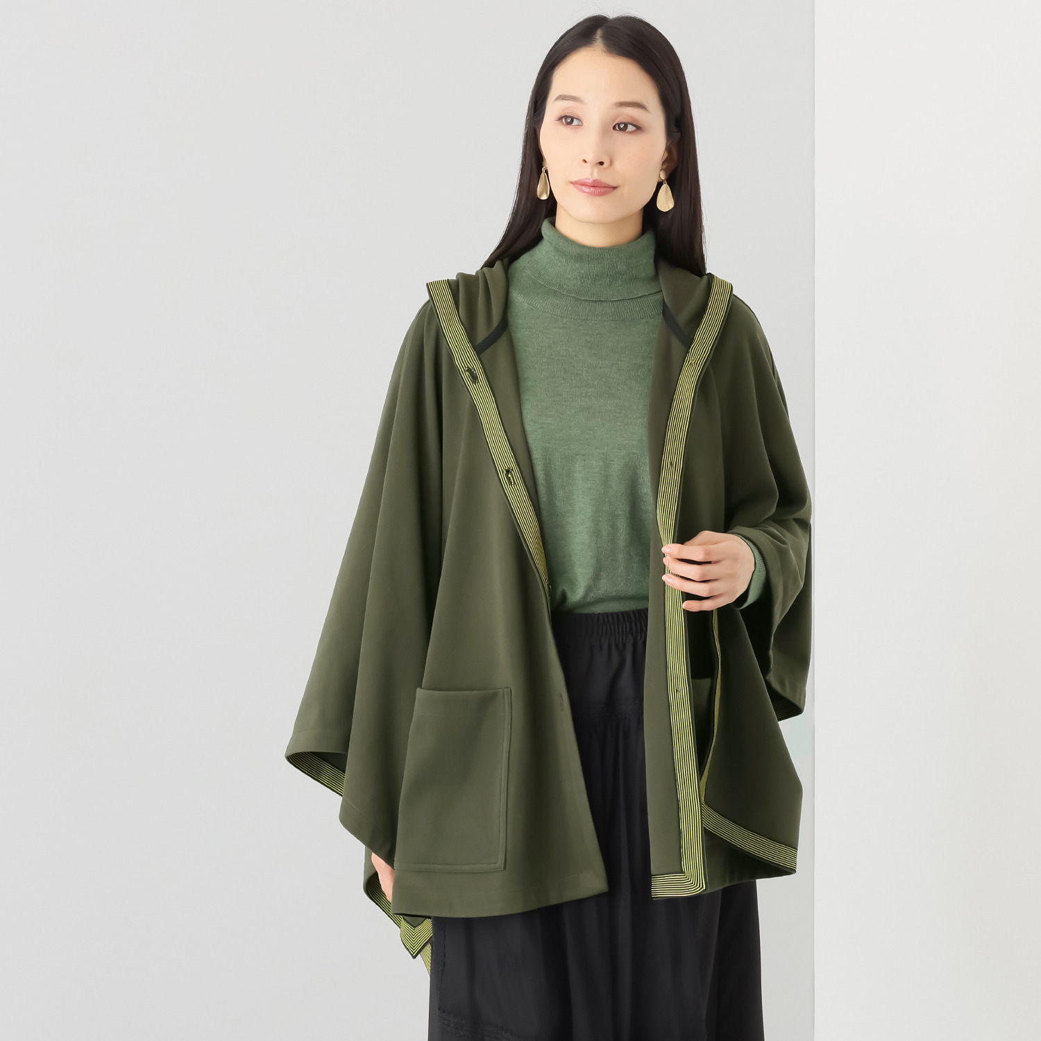 キョウコ　ヒガ フード付 マント風コート “羽織るブランケット”