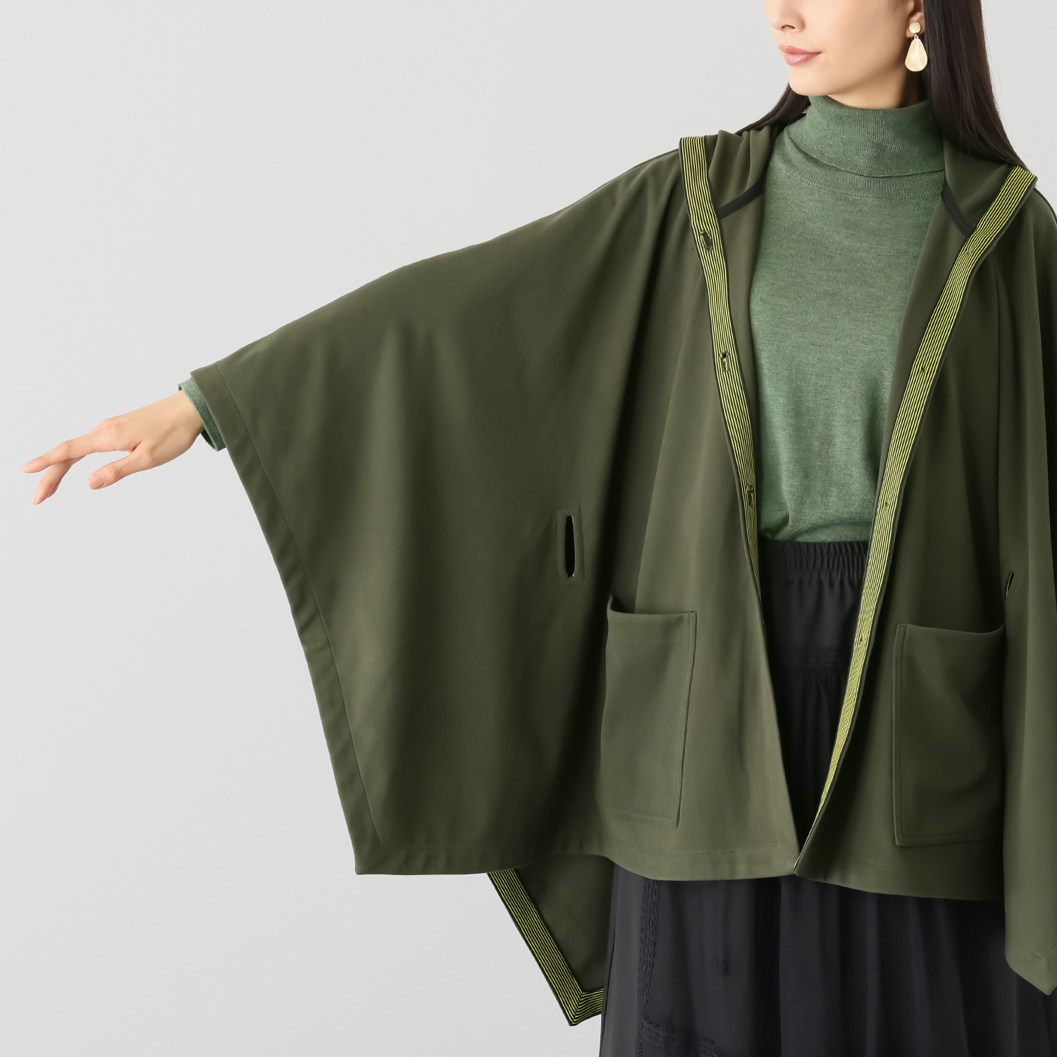 キョウコ　ヒガ フード付 マント風コート “羽織るブランケット”