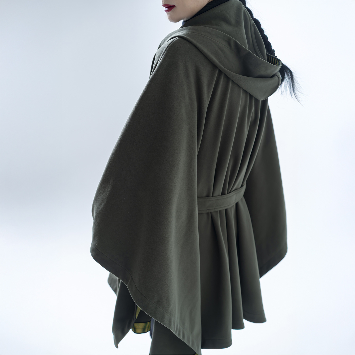 キョウコ　ヒガ フード付 マント風コート “羽織るブランケット”