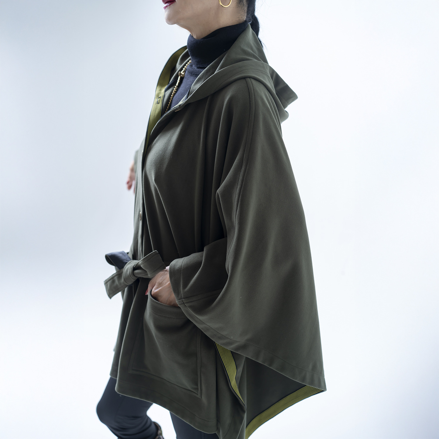 キョウコ　ヒガ フード付 マント風コート “羽織るブランケット”