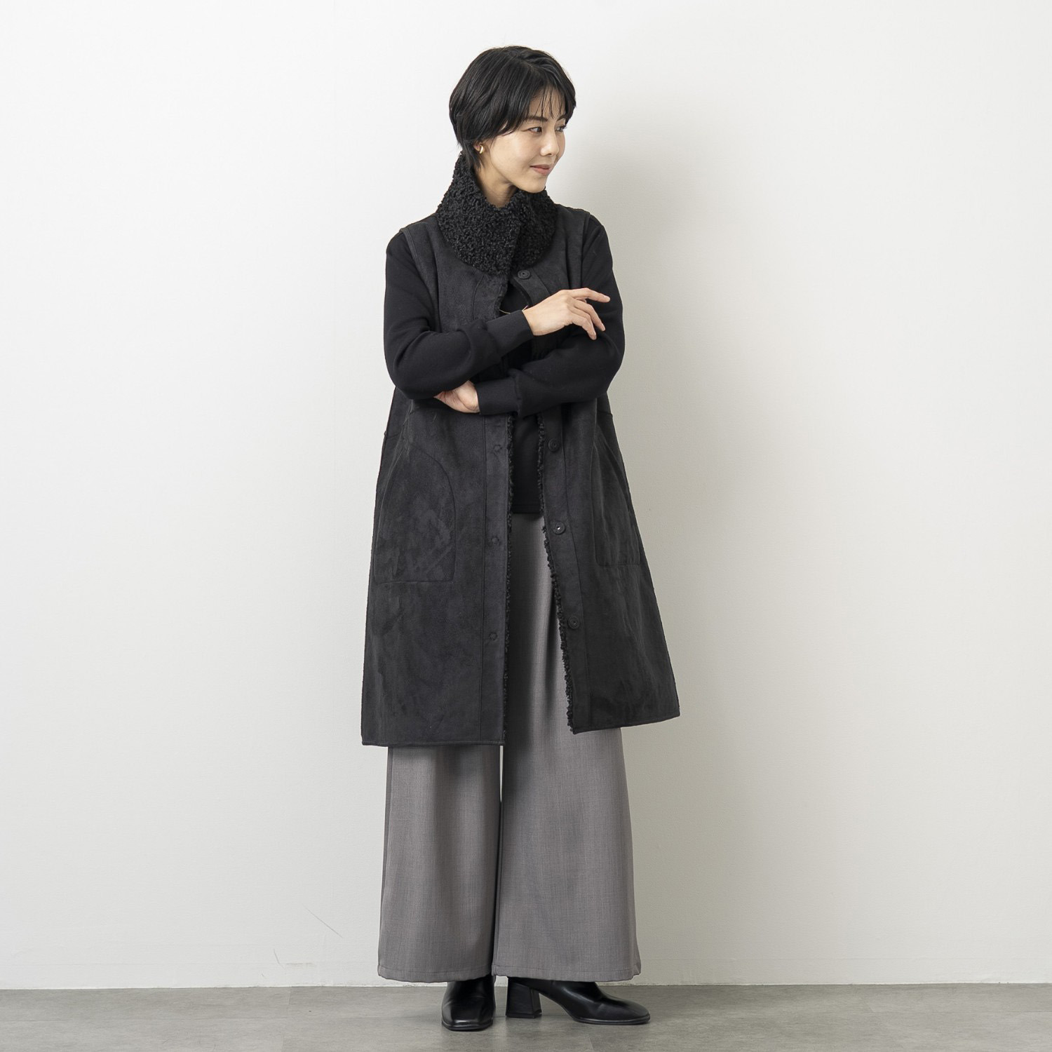 ゼラールスポーツ フェイクムートン リバーシブルで楽しめる ファー切替デザイン スタンドネックロングジレ