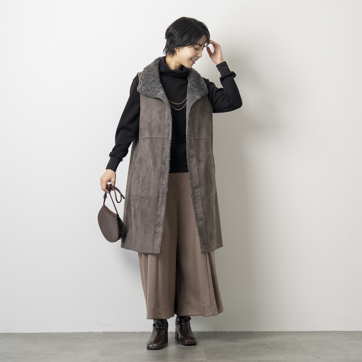 ゼラールスポーツ フェイクムートン リバーシブルで楽しめる ファー切替デザイン スタンドネックロングジレ