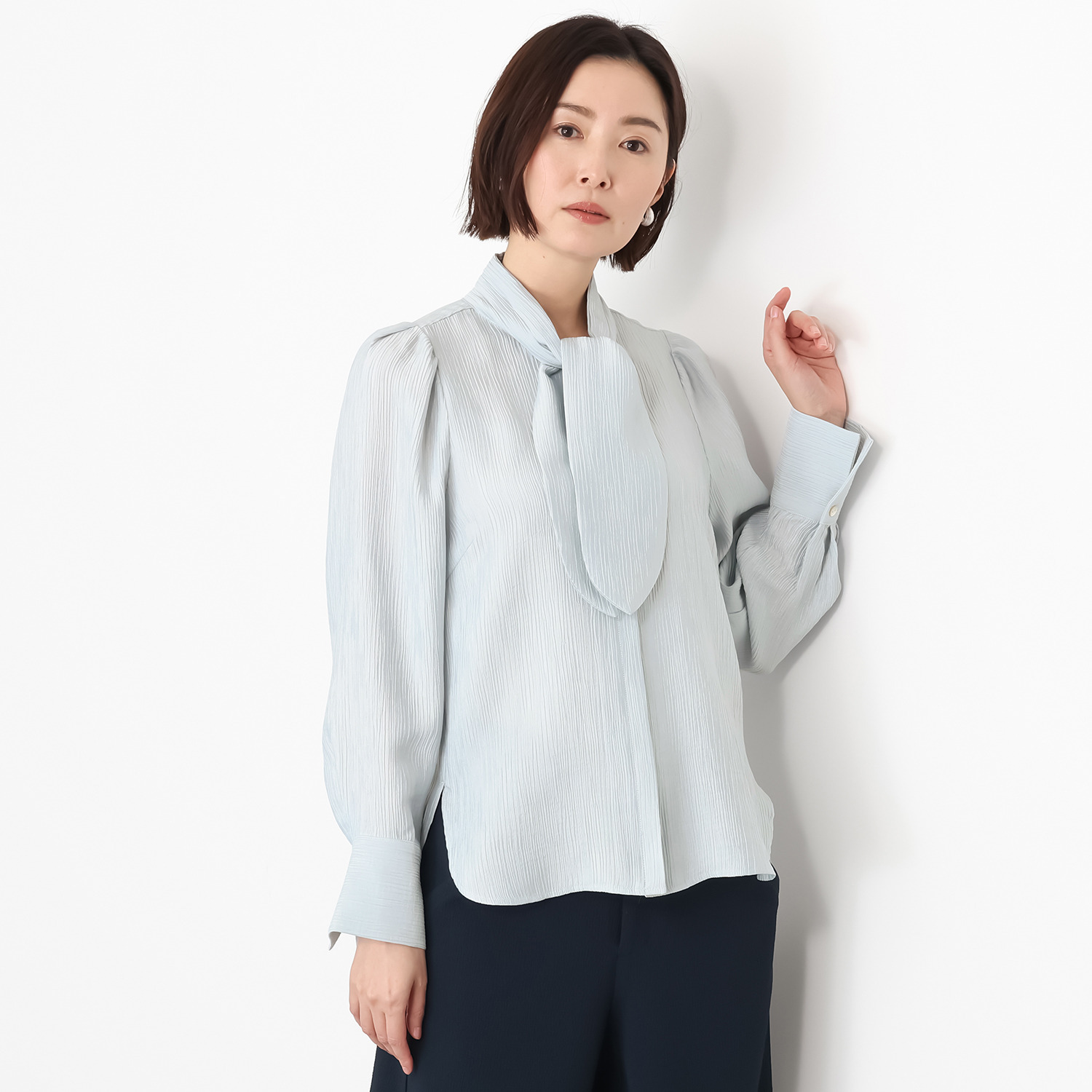 キリ　エ　キリ 楊柳シャインマテリアル ボウタイ付 ブラウス