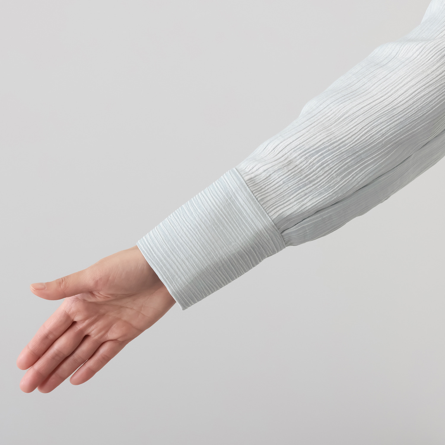 キリ　エ　キリ 楊柳シャインマテリアル ボウタイ付 ブラウス