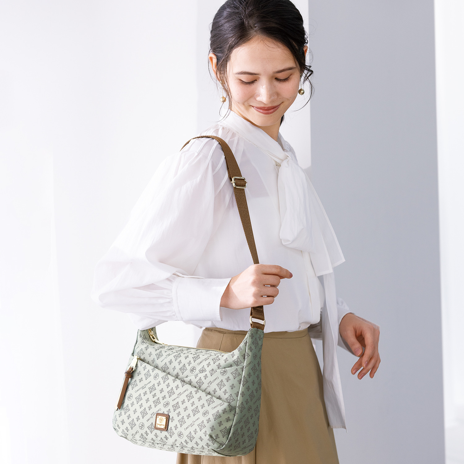 クリスチャン　オリビエ はっ水ジャガード モノグラム柄 クロスポケット 軽量ショルダーバッグ   
