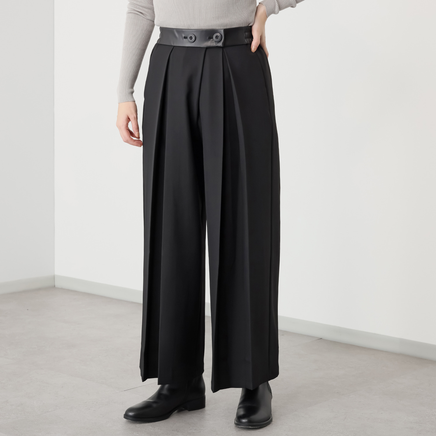 コースタルドライブ レザーライク使い タックワイドパンツ