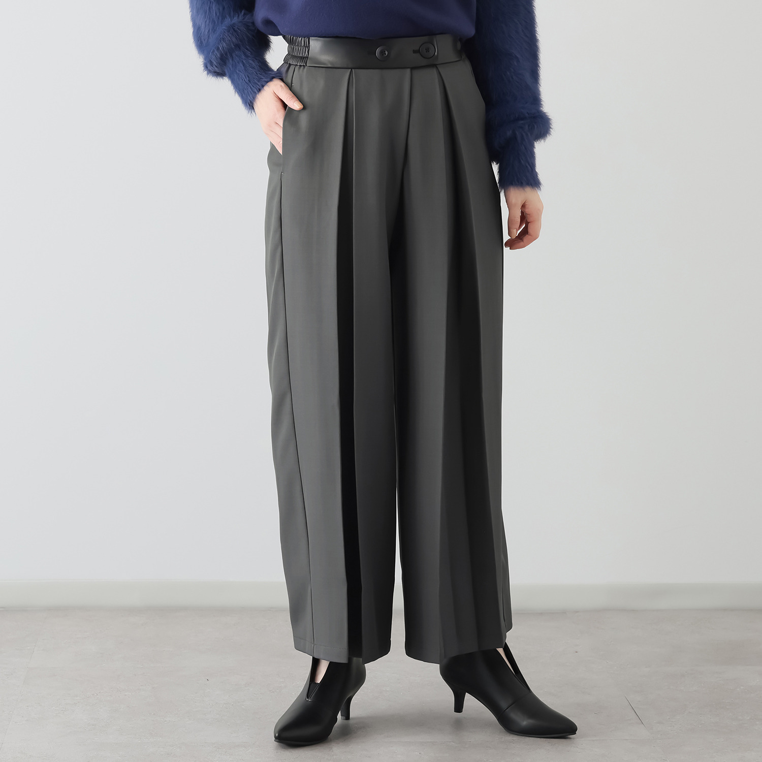 コースタルドライブ レザーライク使い タックワイドパンツ