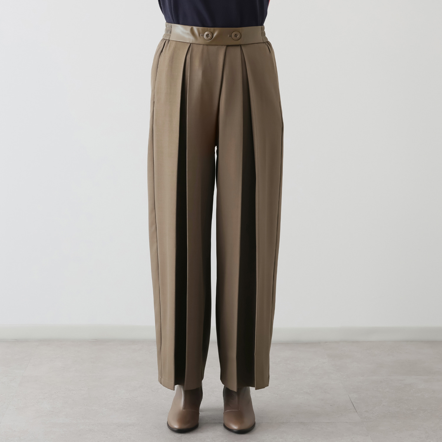 コースタルドライブ レザーライク使い タックワイドパンツ