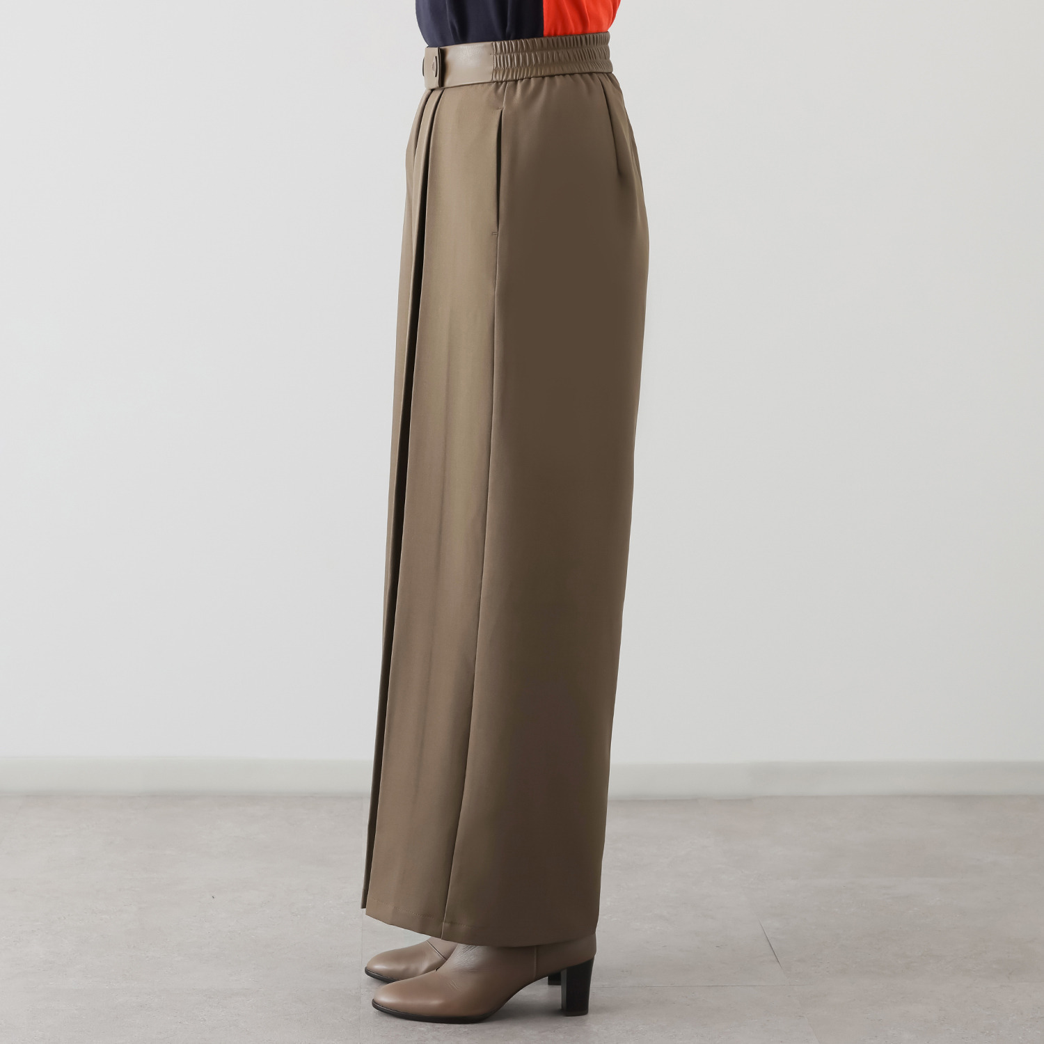 コースタルドライブ レザーライク使い タックワイドパンツ