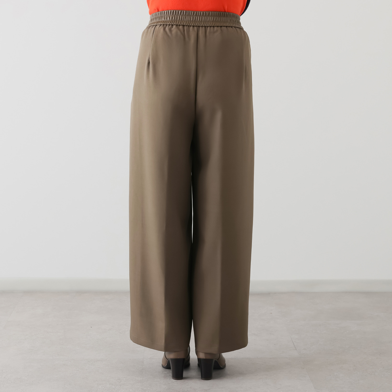 コースタルドライブ レザーライク使い タックワイドパンツ