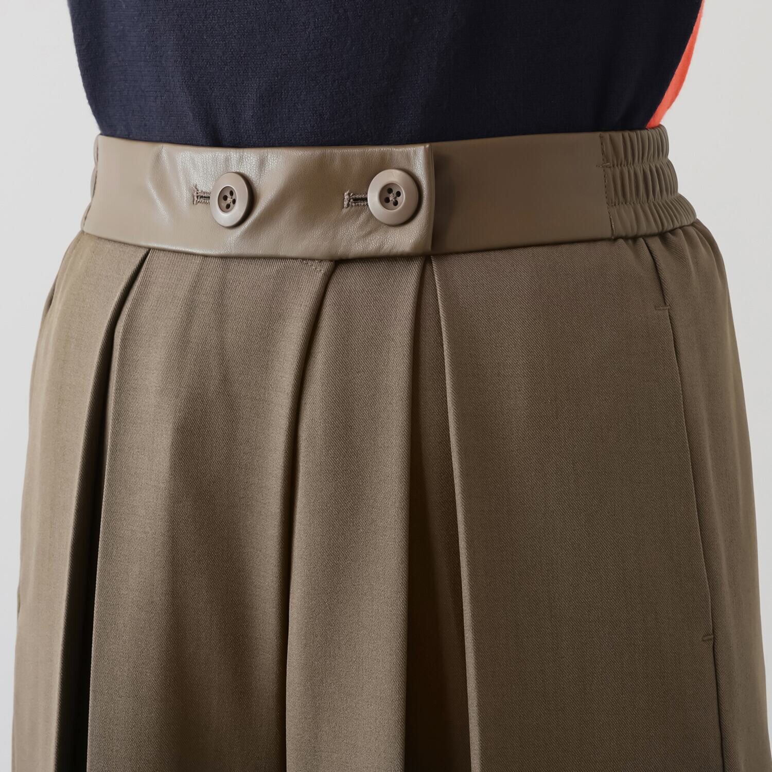 コースタルドライブ レザーライク使い タックワイドパンツ