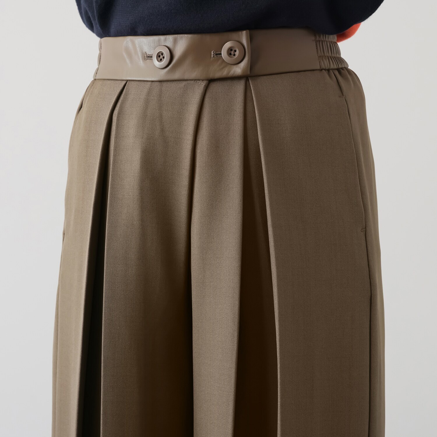 コースタルドライブ レザーライク使い タックワイドパンツ