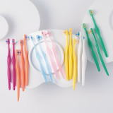 ピラミッド形状とタフトで 効率的に汚れを落と...