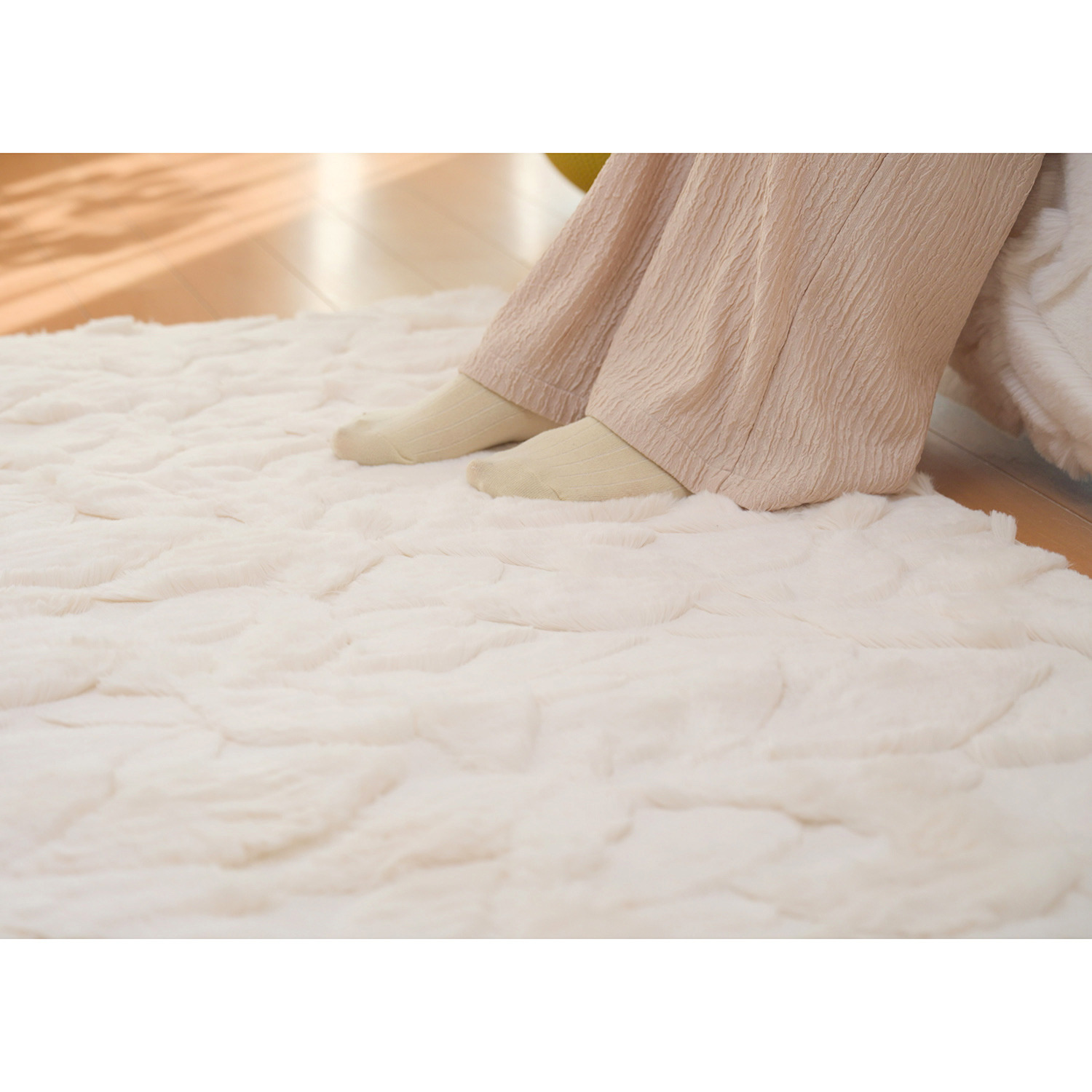 暖かクワトロファータッチ 蓄熱ウレタン入り 足元あったかラグ ＜１３０×１９０ｃｍ＞