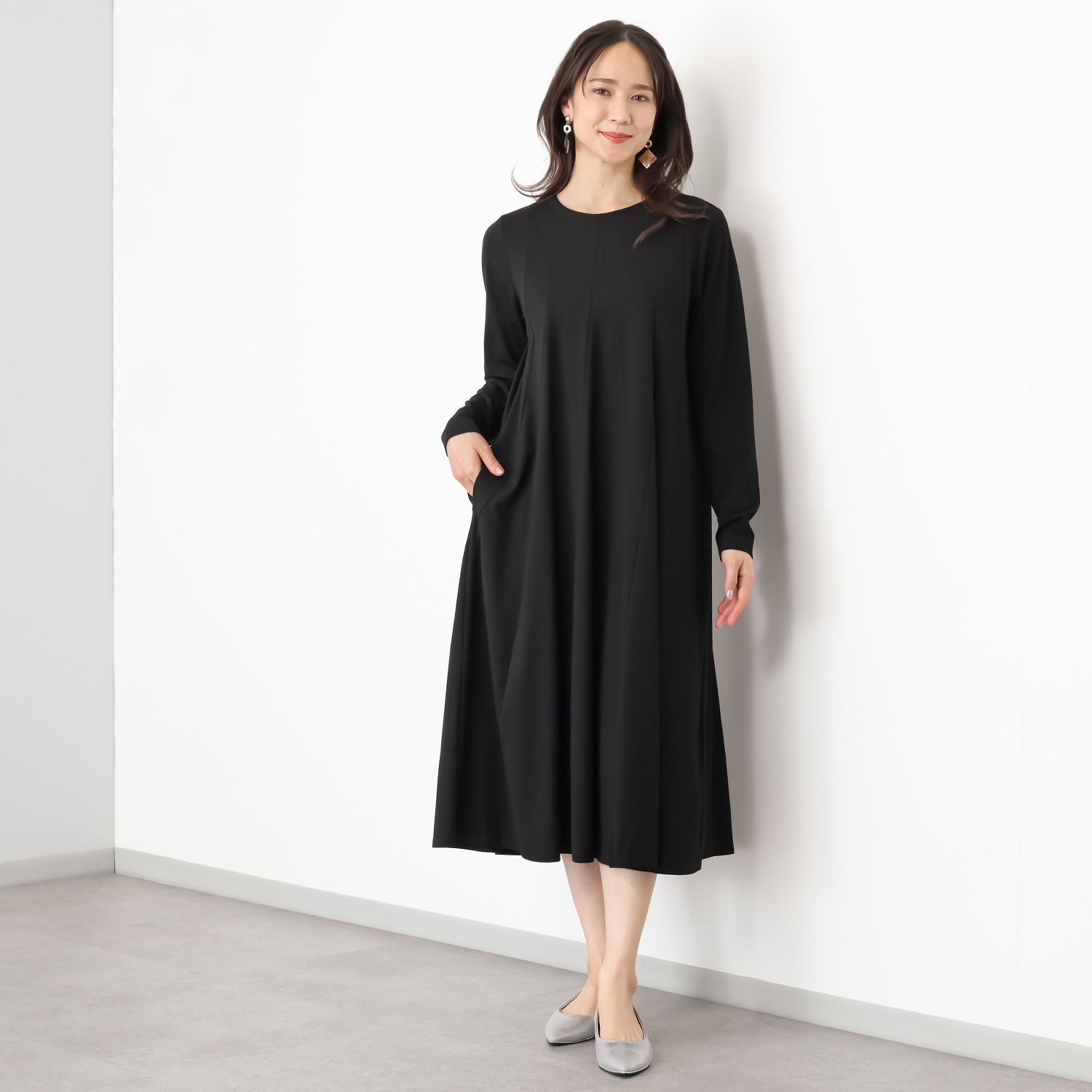 ヤエアジュテ アシンメトリー＆フレアー 華やぐモードスタイル デザインワンピース