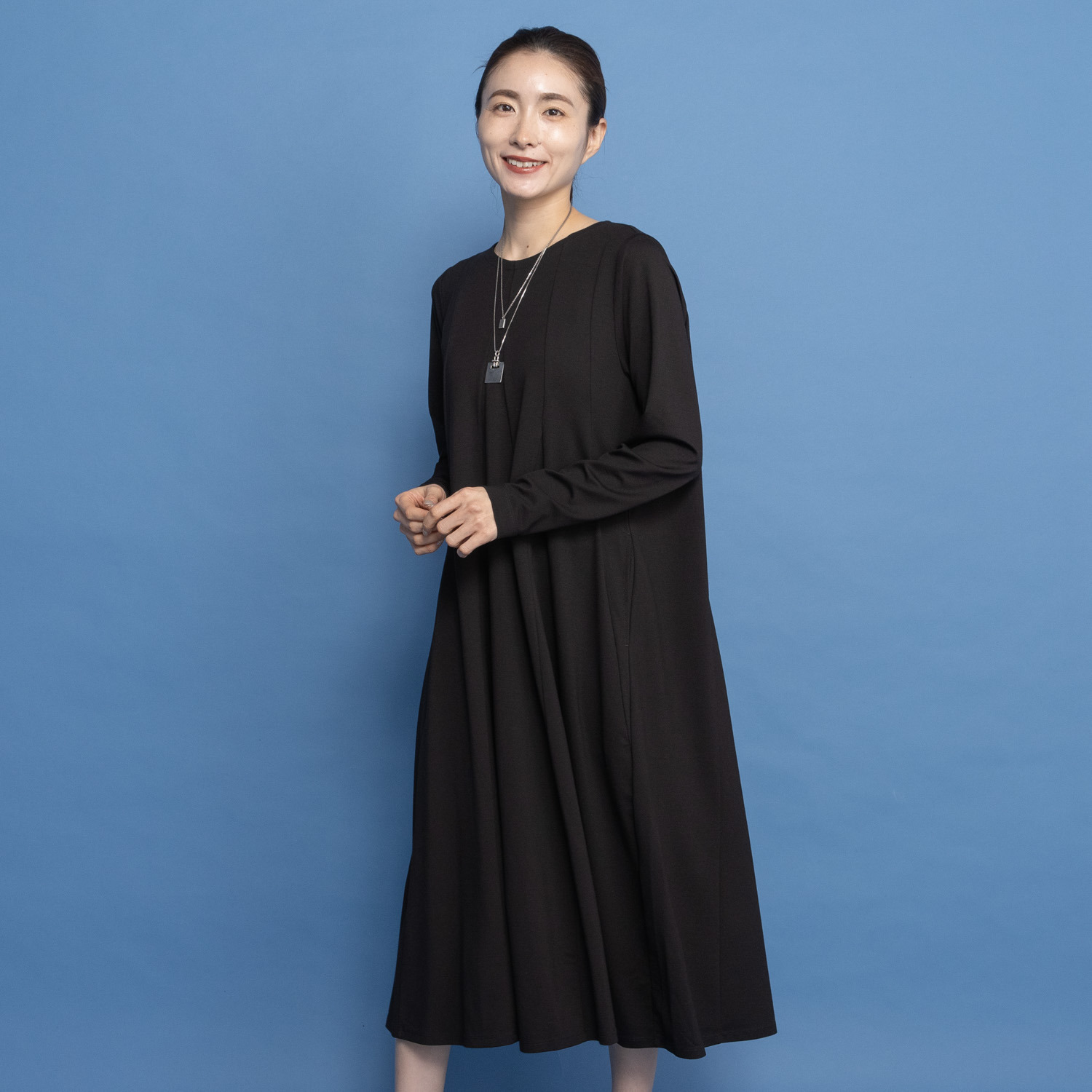 ヤエアジュテ アシンメトリー＆フレアー 華やぐモードスタイル デザインワンピース