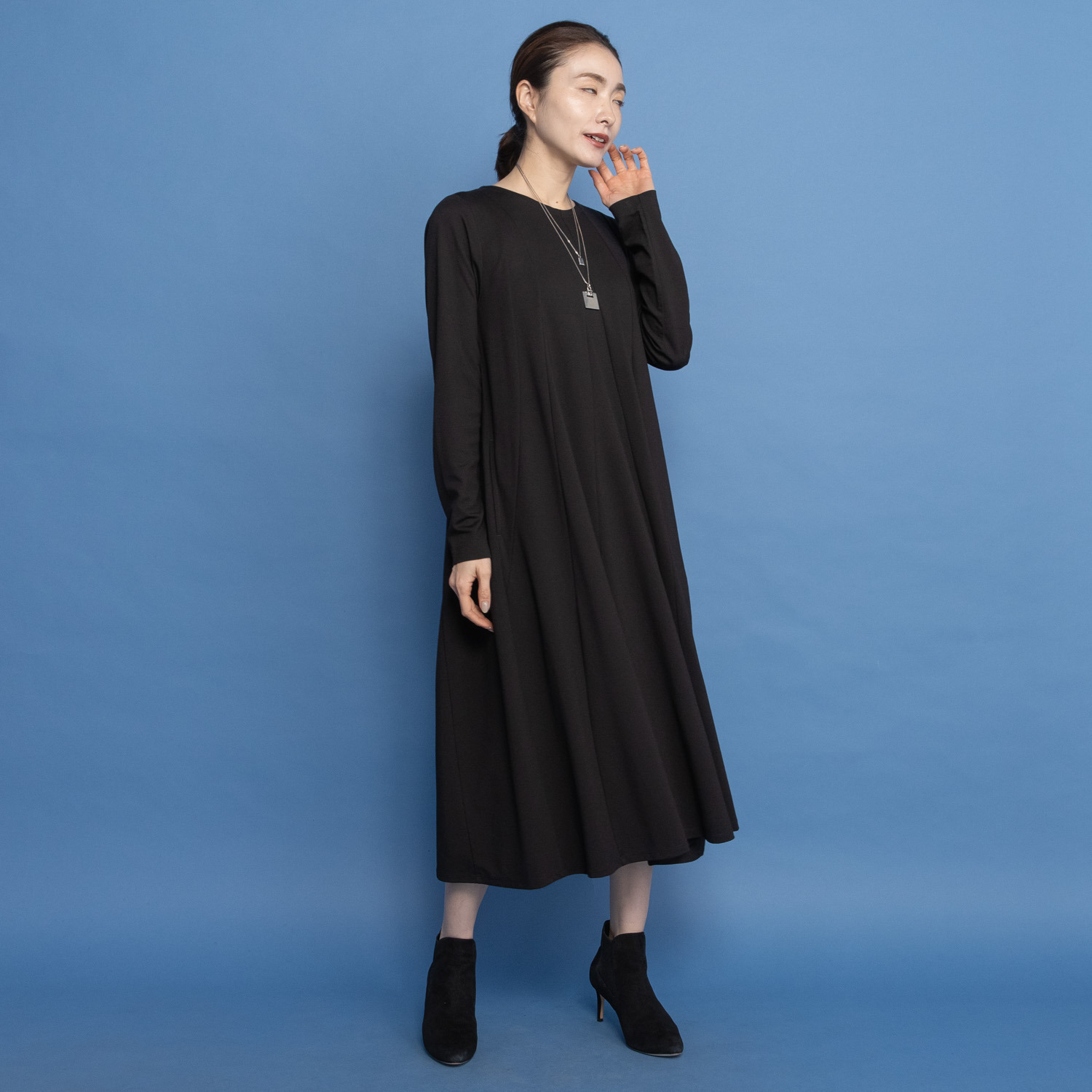 ヤエアジュテ アシンメトリー＆フレアー 華やぐモードスタイル デザインワンピース